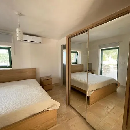 Lamia Millanta Villa
